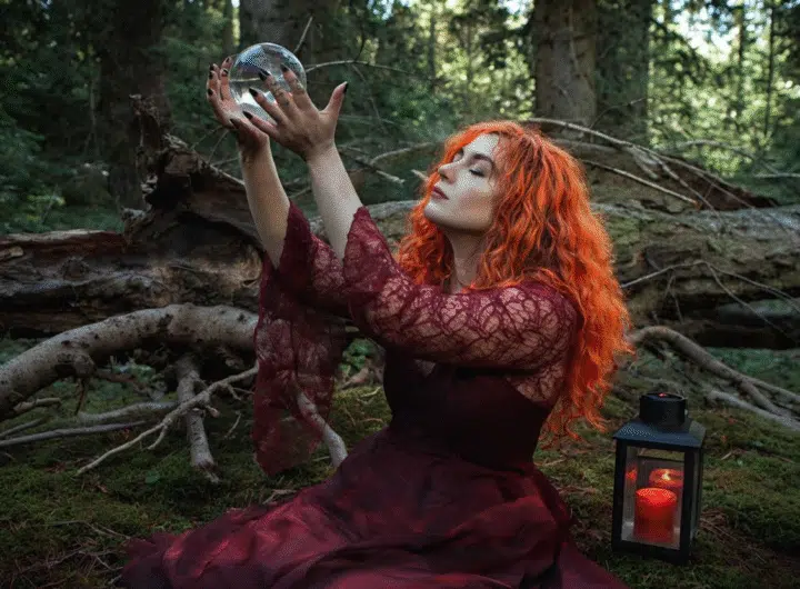 Revelando lo oculto: rituales de brujas descubiertos en lo profundo del bosque